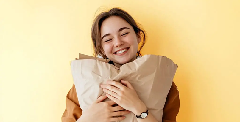 Foto einer Frau mit Paket in den Armen